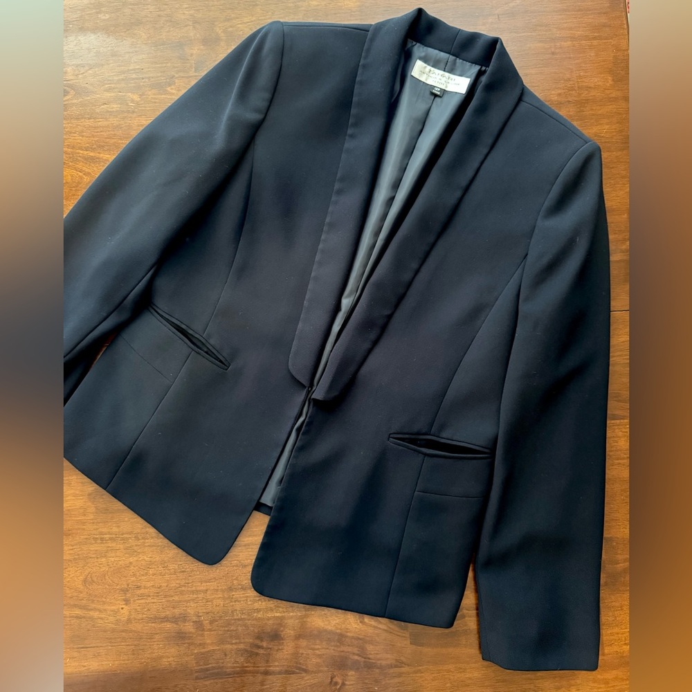 Elegant Navy Women's Blazer